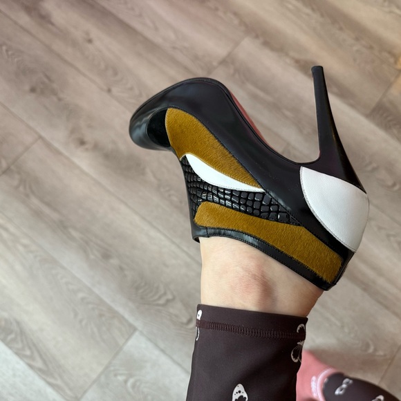 Christian Louboutin Pierced Ankle Bootie 37 / 7 - Picture 10 of 10